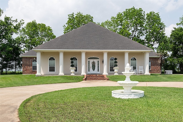 view of front of home featuring a front yard