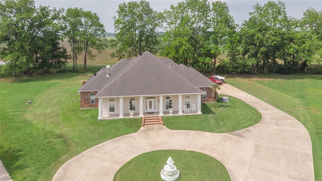 view of front of home featuring a front yard