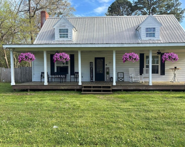 view of front of property featuring a front yard and covered porch