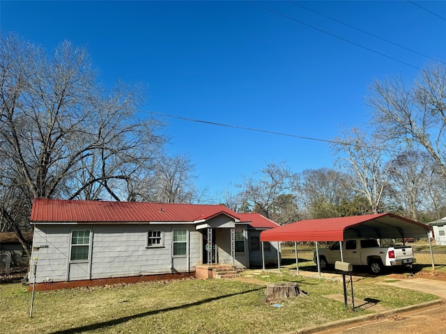 view of front of house featuring a front yard and a carport