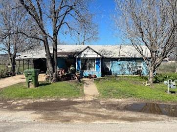 single story home featuring a front lawn