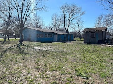 view of yard with a storage unit