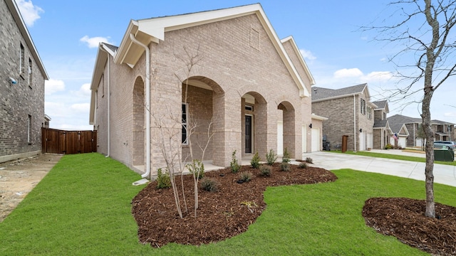 view of front facade with a front yard