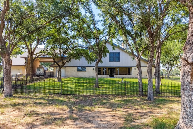 view of front of house with a front yard