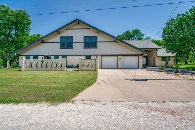 view of front of property featuring a front lawn