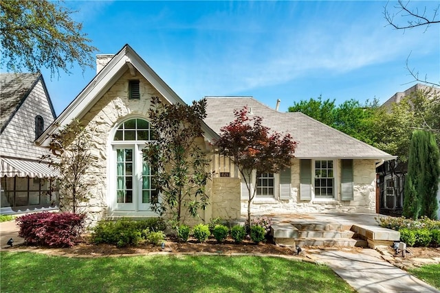 view of front of house featuring a front yard