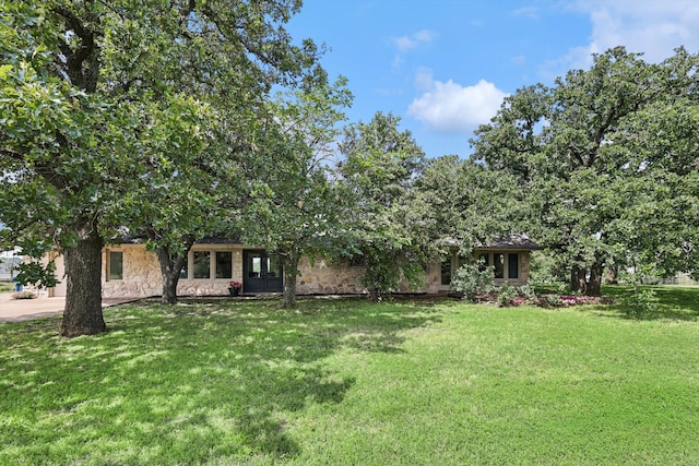 view of front facade featuring a front yard