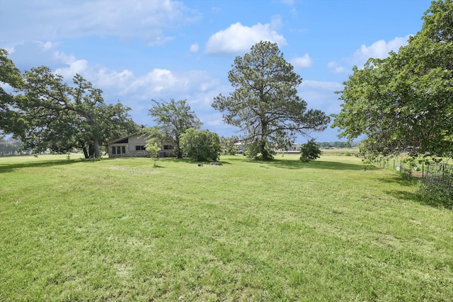 view of yard featuring a rural view