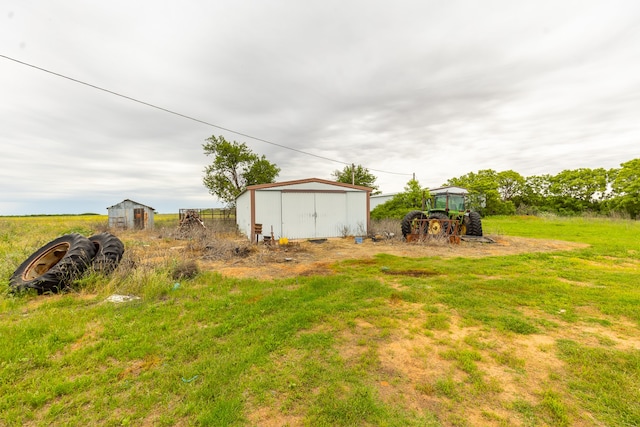 view of yard featuring a storage shed