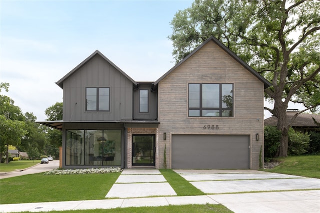 view of front facade featuring a front lawn and a garage