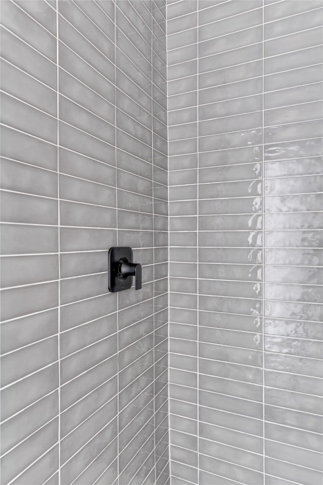 details featuring tiled shower