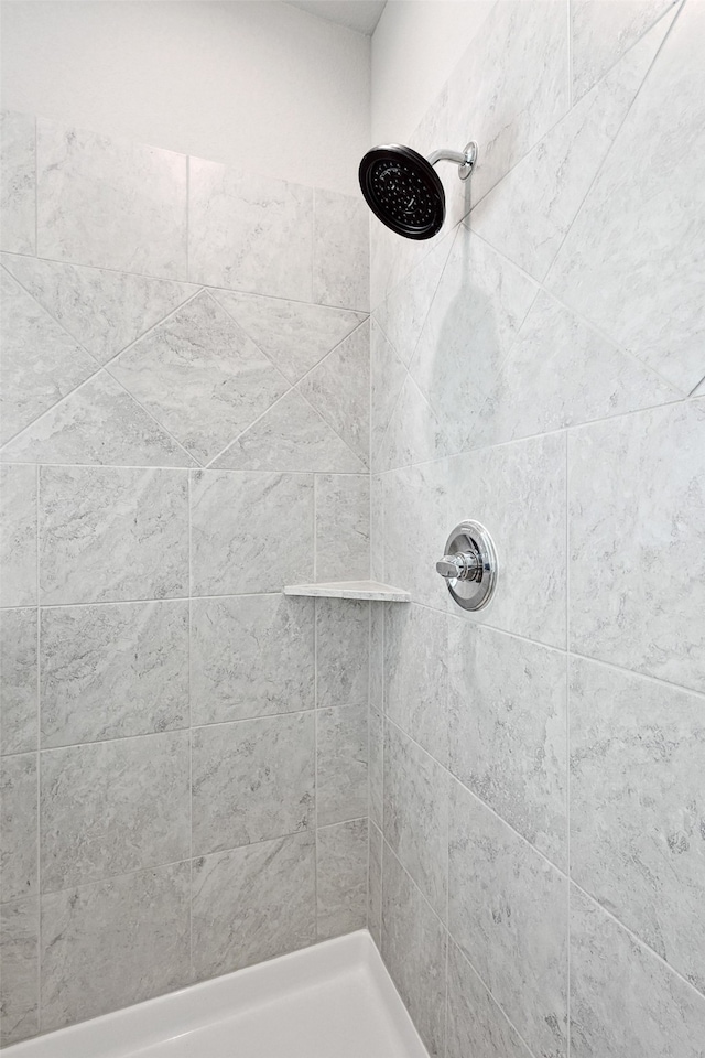 bathroom featuring a tile shower