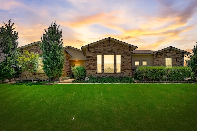 view of front facade featuring a yard