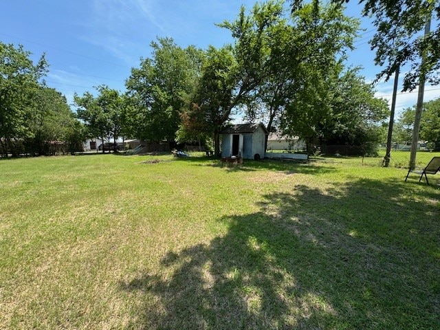 view of yard with a shed