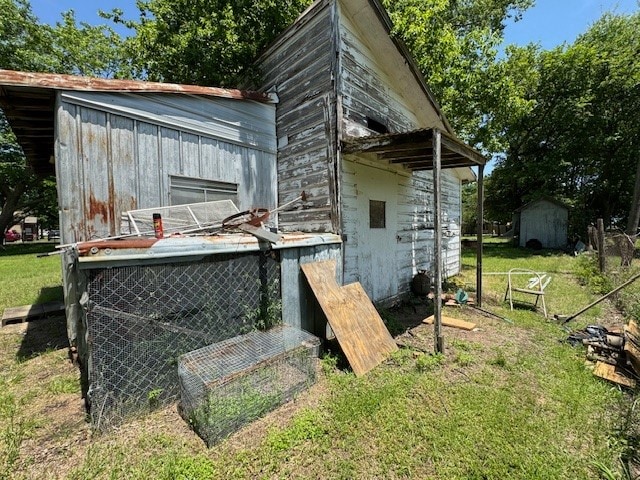 view of yard with a storage unit