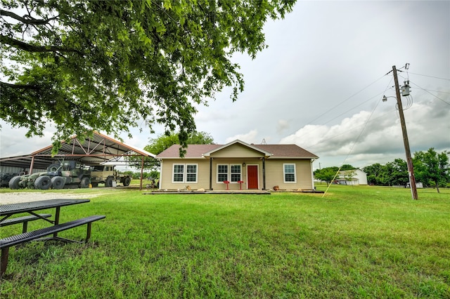 view of front facade featuring a front lawn