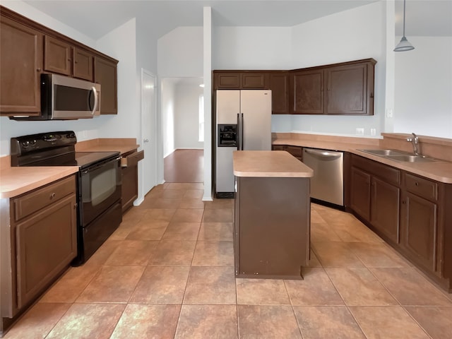 kitchen with decorative light fixtures, light hardwood / wood-style flooring, stainless steel appliances, a center island, and sink