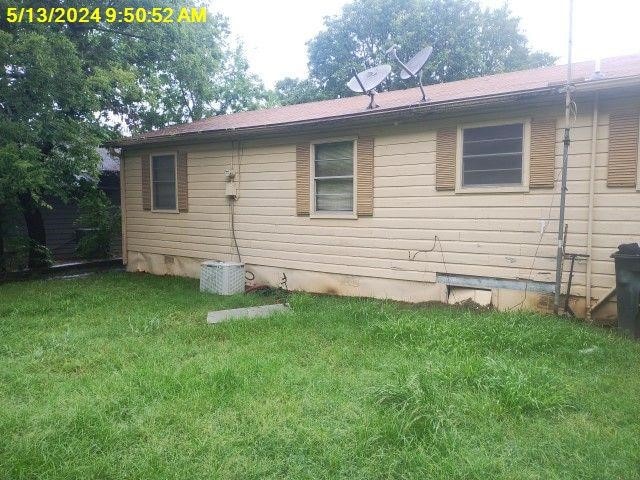 view of front of property with a front yard