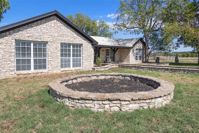 view of front of house featuring a front yard