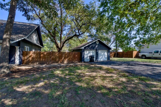 view of yard with an outbuilding and a garage