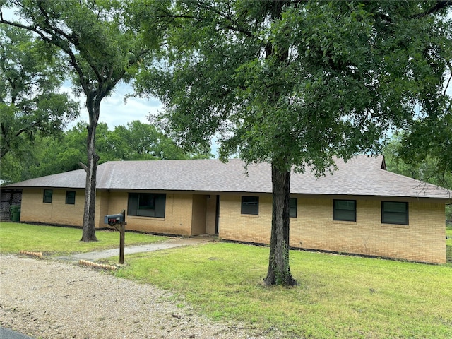 ranch-style house featuring a front lawn