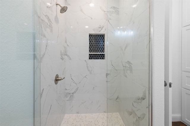 bathroom featuring a tile shower