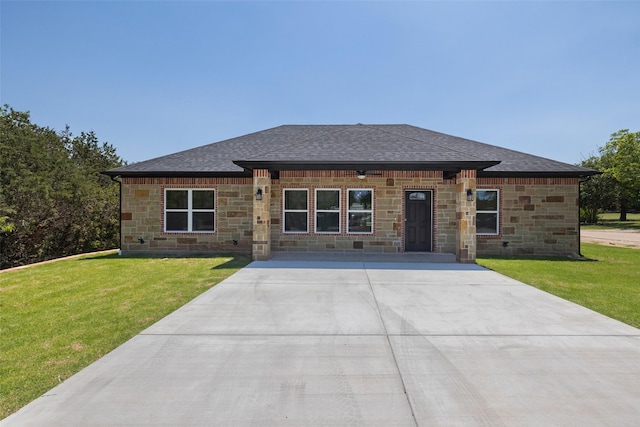 view of front of property featuring a front yard