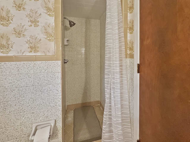 bathroom featuring a shower with shower curtain