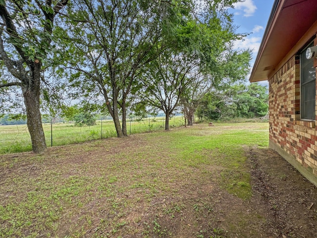 view of yard featuring a rural view