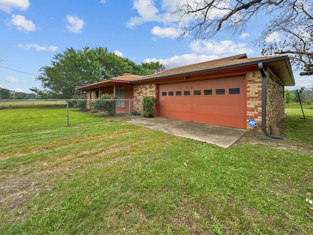 view of front of house featuring a front yard and a garage