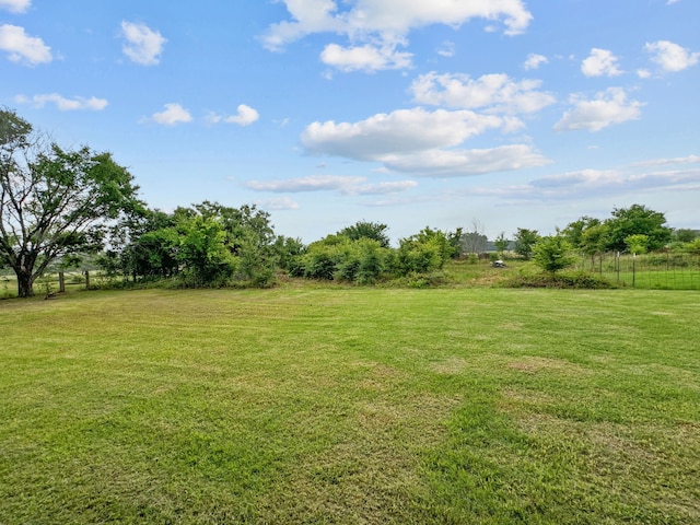 view of yard featuring a rural view