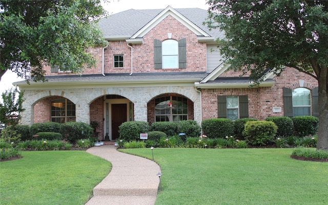 view of front of property featuring a front yard