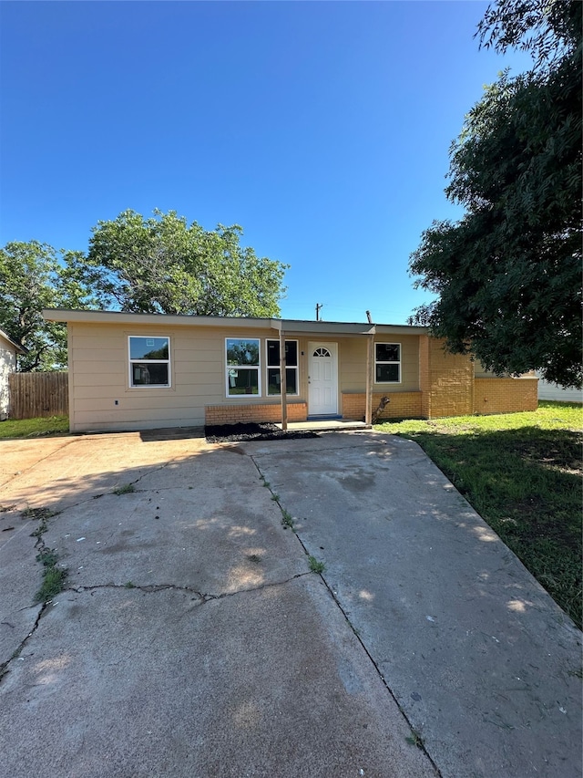 single story home with a front lawn