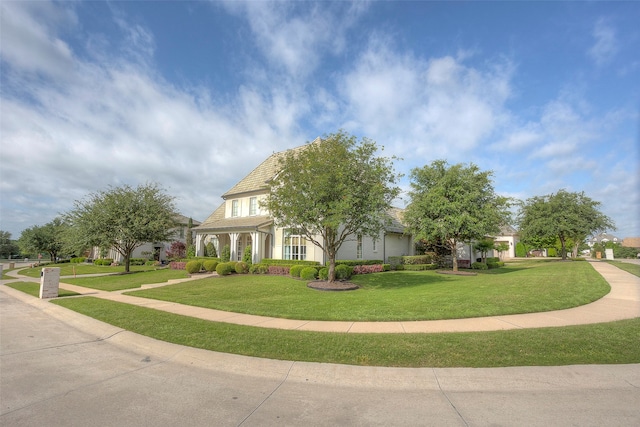 view of front facade featuring a front lawn