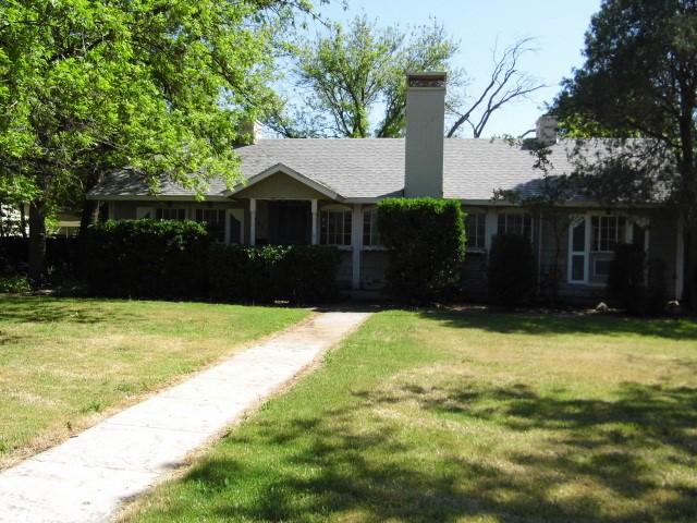 view of front of property with a front lawn