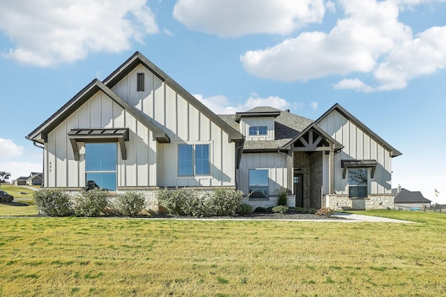 view of front of house with a front lawn