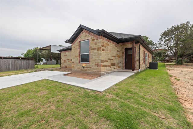 view of front of house featuring a yard and a carport