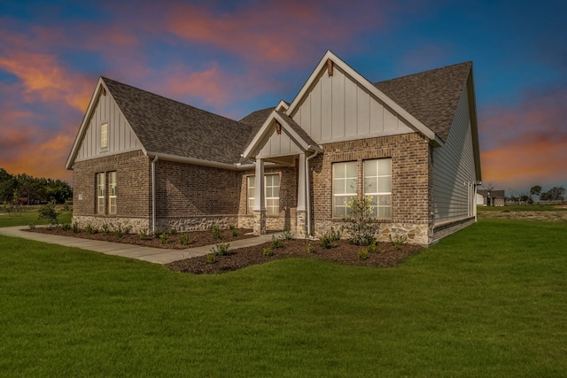 view of front of property featuring a lawn