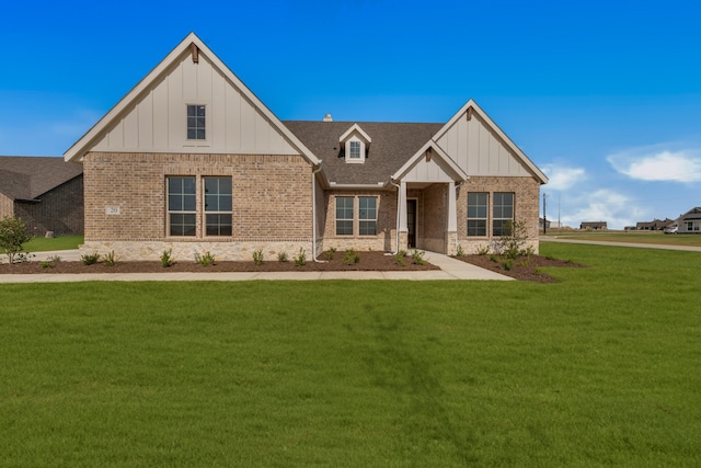 craftsman house featuring a front lawn