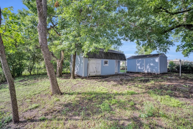 view of yard featuring a shed