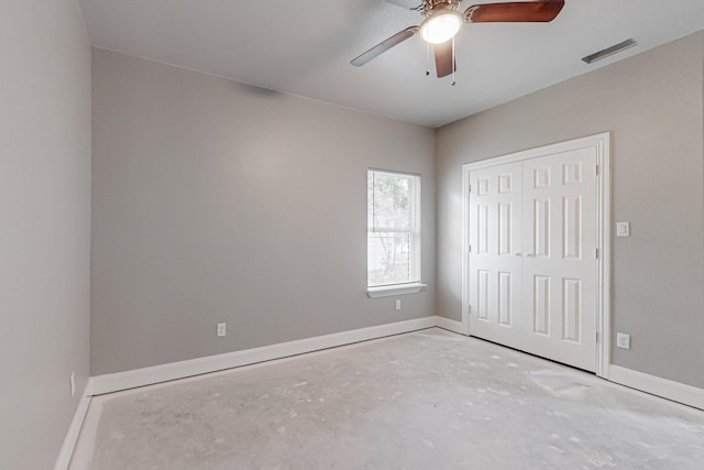 unfurnished bedroom featuring ceiling fan and a closet