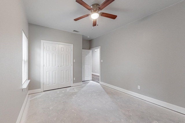 unfurnished bedroom featuring ceiling fan and a closet