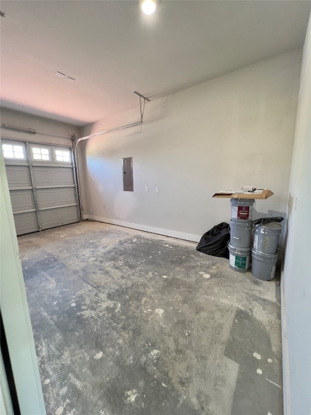 empty room with an inviting chandelier, ornamental molding, and dark hardwood / wood-style floors