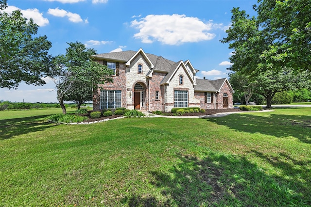 view of front of house featuring a front lawn