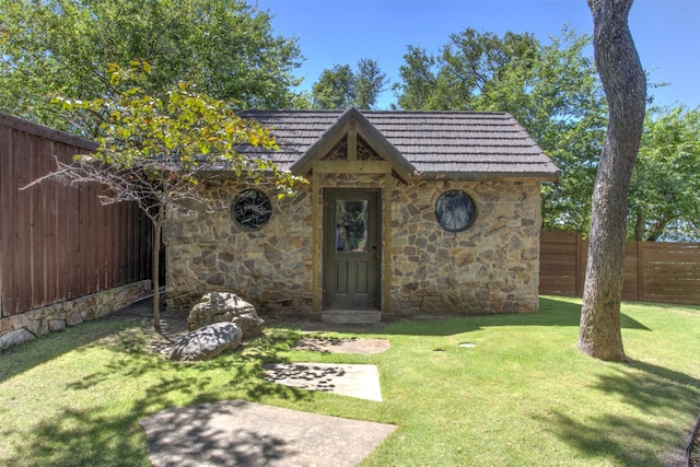 view of outdoor structure featuring a yard