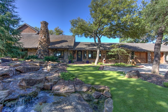 view of front of property featuring a front yard