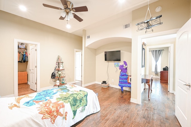 bedroom with hardwood / wood-style flooring, ceiling fan, and a closet