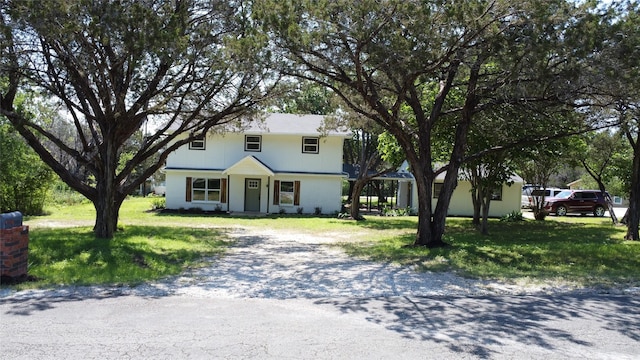 view of front facade featuring a front lawn