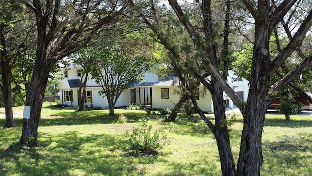 view of front of property featuring a front lawn