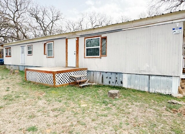 view of front of property featuring a front yard